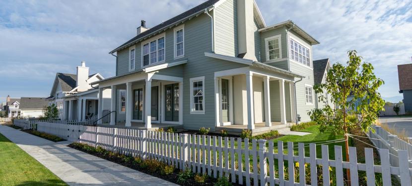 How Fence Staining Protects and Enhances Your&nbsp;Backyard